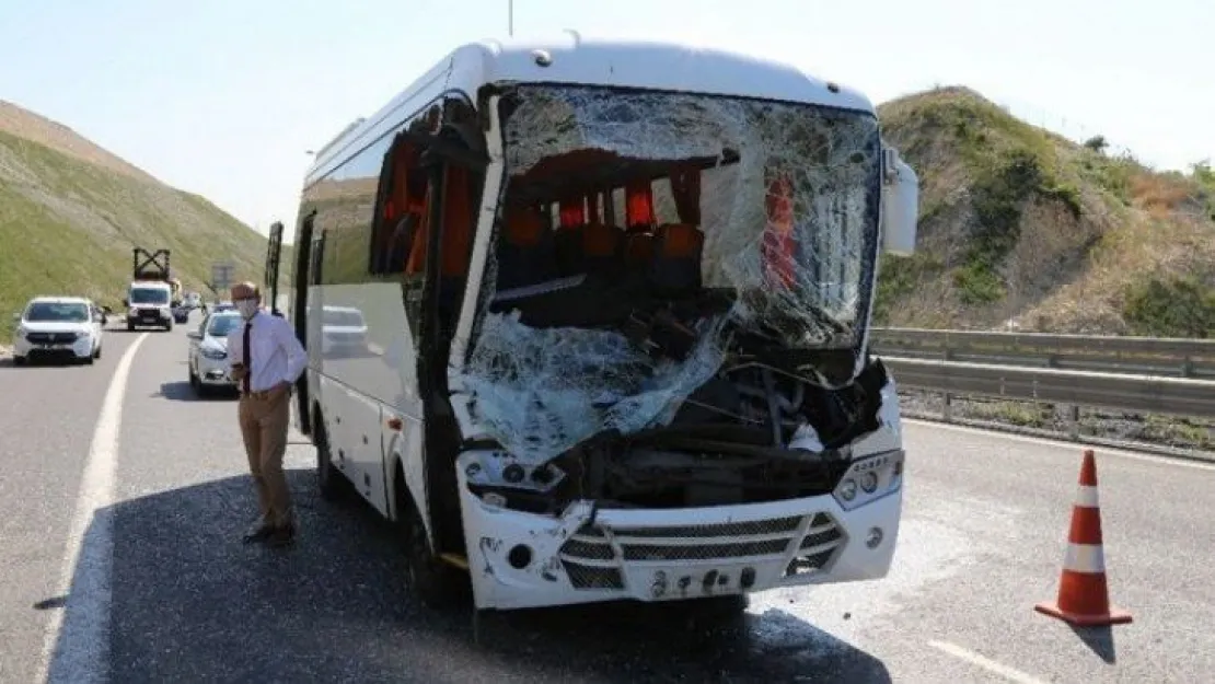 Dilovası'nda kaza! İşçi servisiyle kamyon çarpıştı