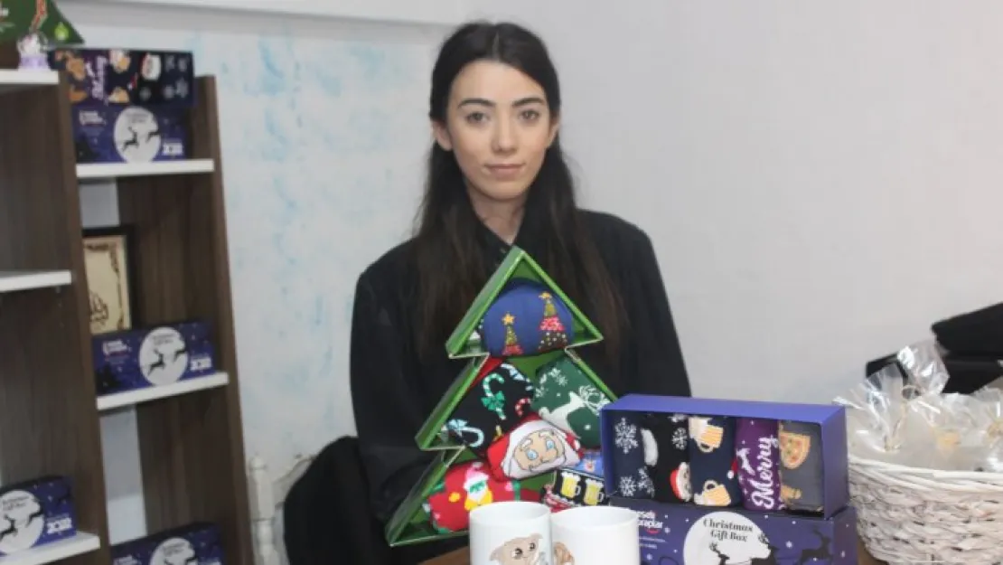 Dobby başınıza çok güzel çoraplar örüyor