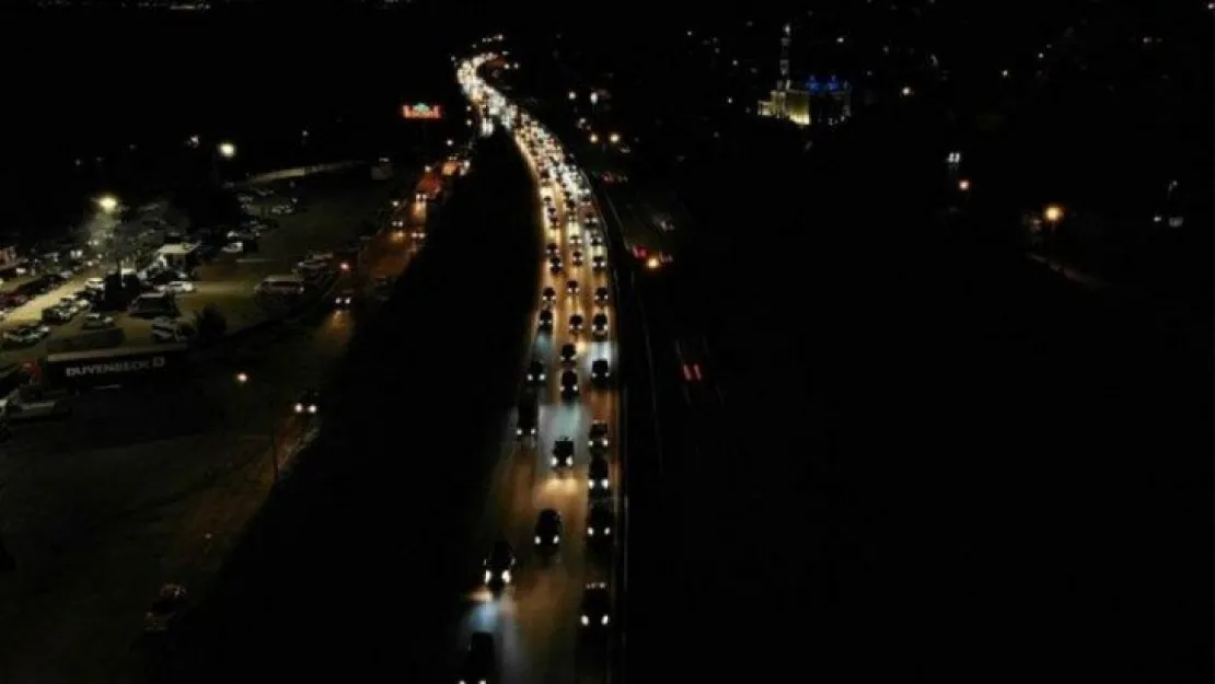 Dönüş başladı! TEM'de trafik durma noktasına geldi