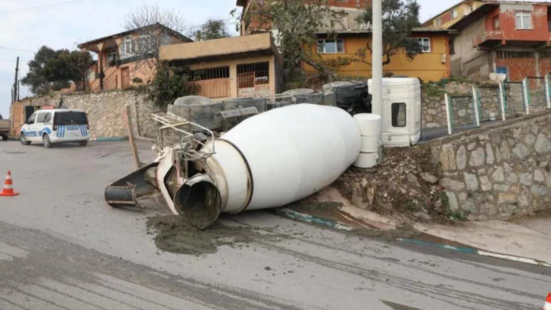 Beton mikseri devrildi