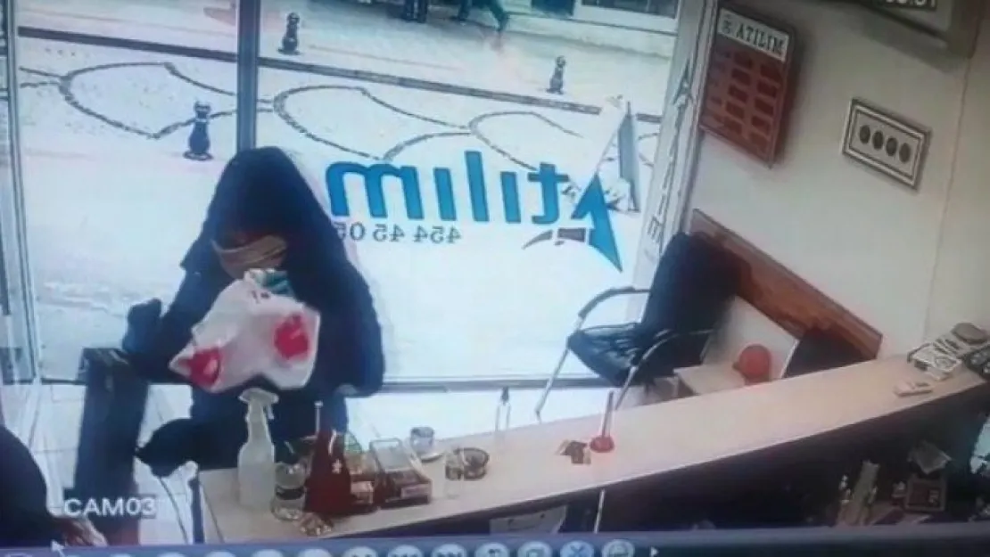 Döviz bürosunu soymaya çalışan silahlı saldırgan, kadın çalışan direnince böyle kaçtı!