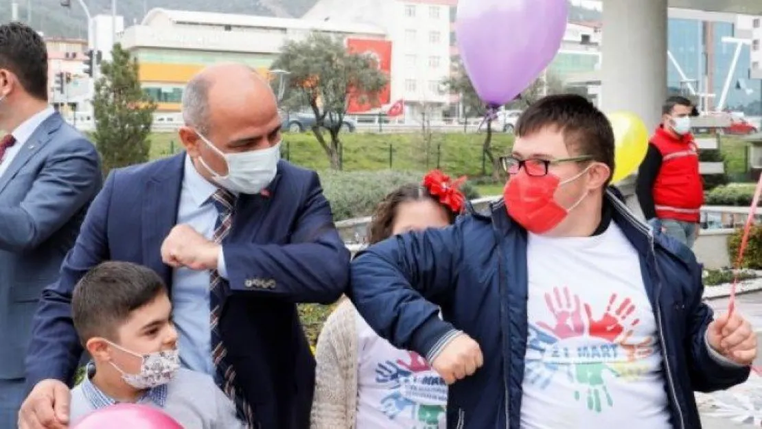 Down sendromlular için gökyüzüne renkli balonlar bırakıldı