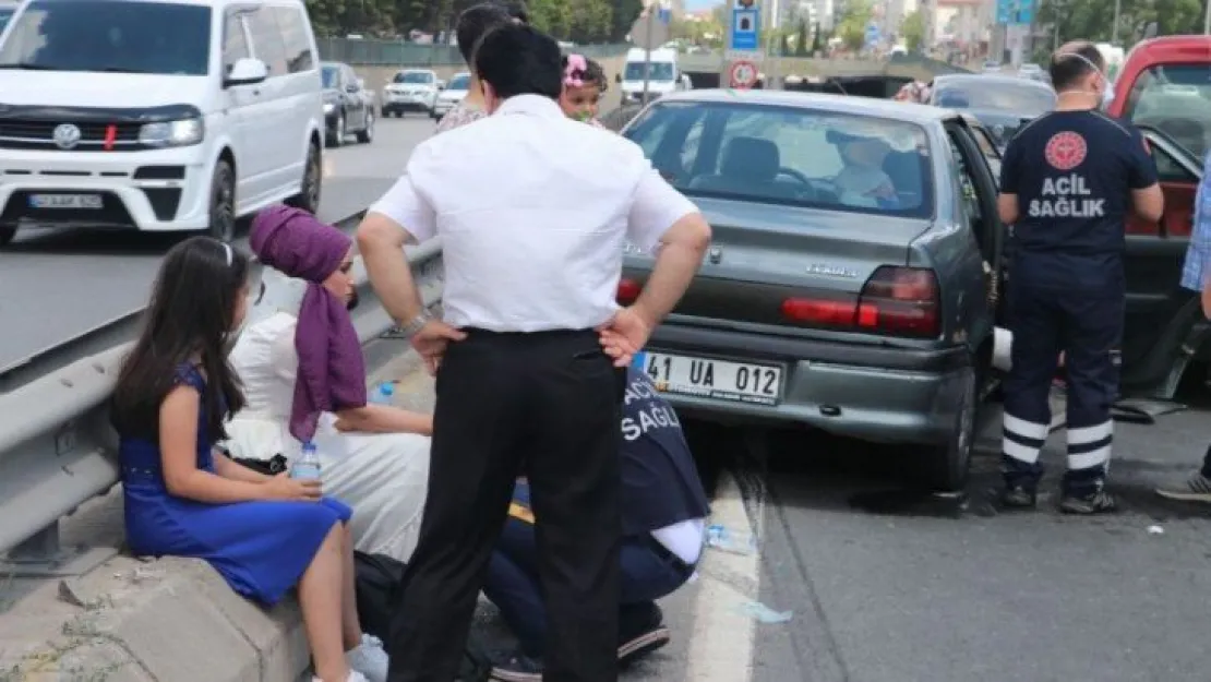 Düğün konvoyunda otomobil ile hafif ticari araç çarpıştı: 4 yaralı