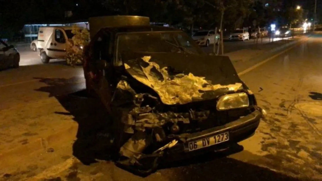 Düğün konvoyundaki otomobil park halindeki araçlara çarptı: 4 yaralı