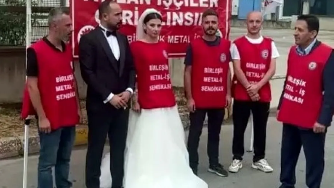 Düğününe saatler kala işten çıkarıldığını öğrendi: Gelinliğiyle fabrika önünde eylem yaptı