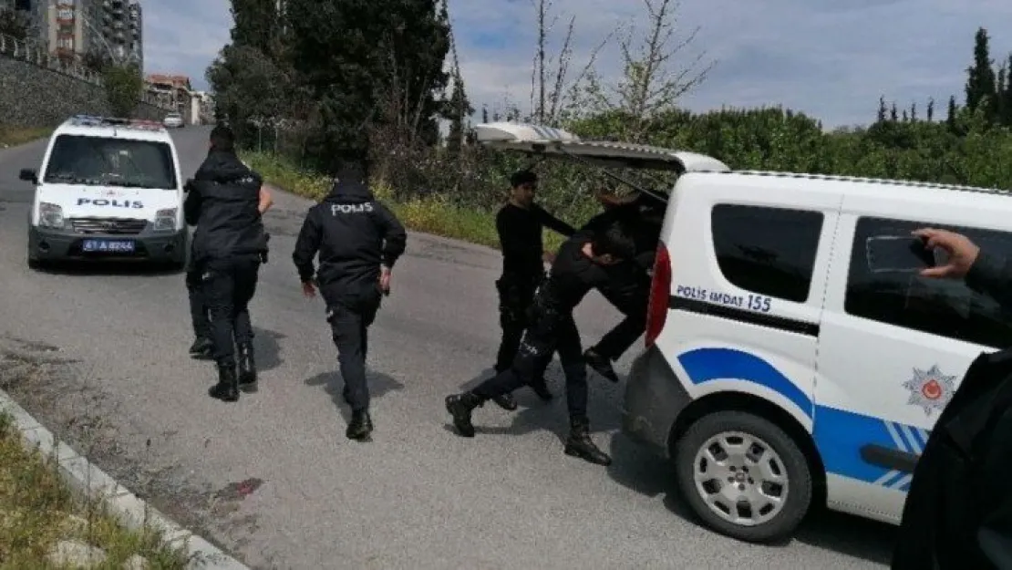 'Dur' diyen polisi yumrukladı!