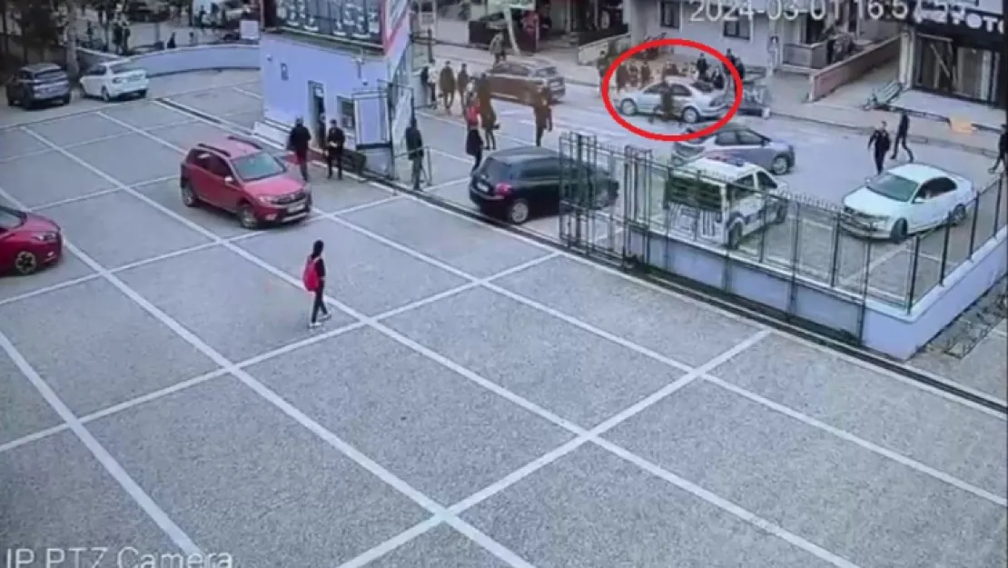 Ehliyetsiz sürücünün polisi sürüklediği anlar kameraya yansıdı
