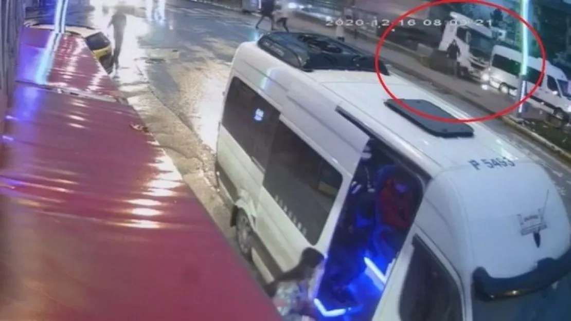 Durağa dalan tırın altında kalmaktan son anda kurtuldular 