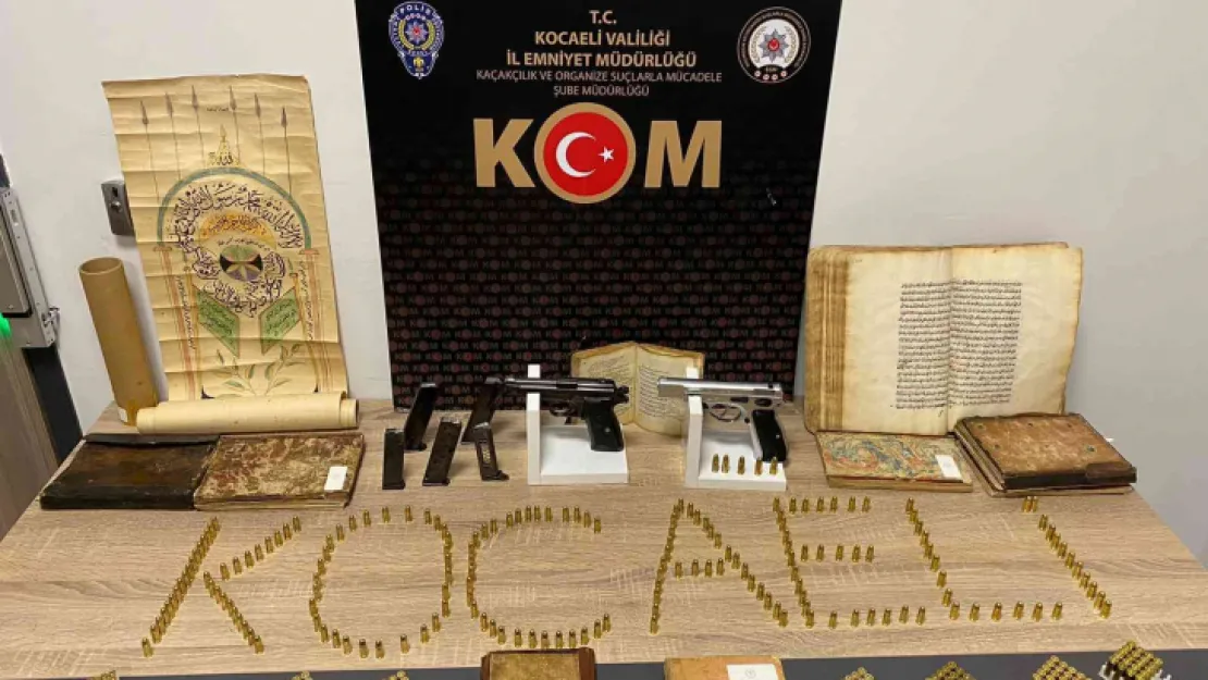 Durdurulan araçta tarihi eserlik kitap bulundu