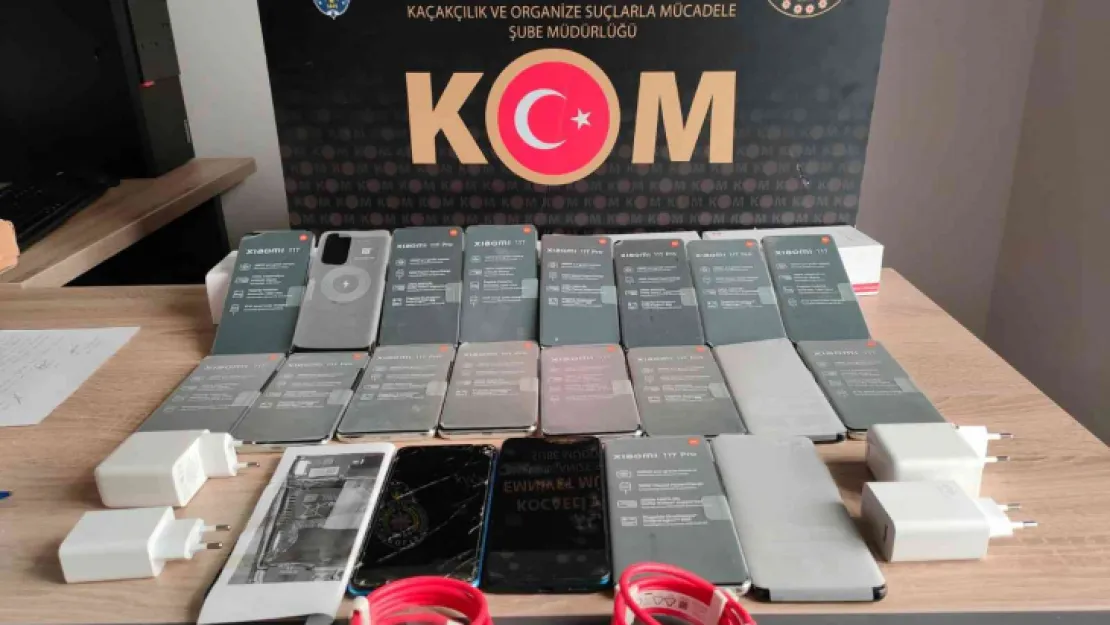 Durdurulan araçtan kaçak telefonlar çıktı!