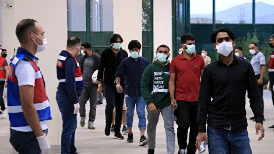 Durdurulan araçtan 32 düzensiz göçmen çıktı