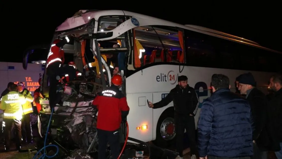 Efe Tur otobüsü Sakarya'da kaza yaptı