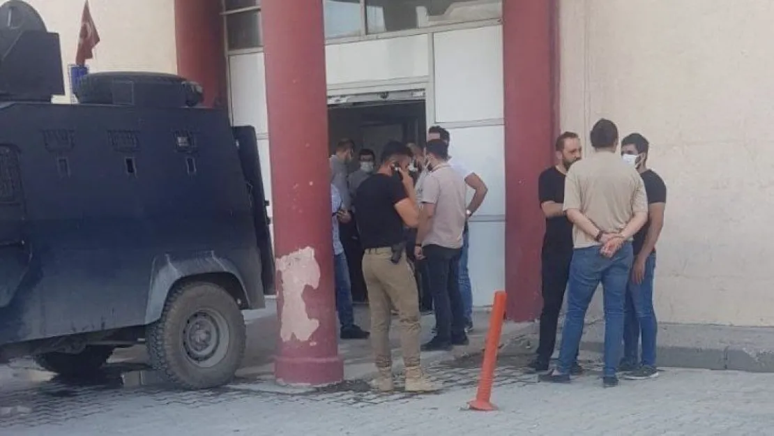 Ekibindeki polisin vurduğu Emniyet Müdür yardımcısı hayatını kaybetti