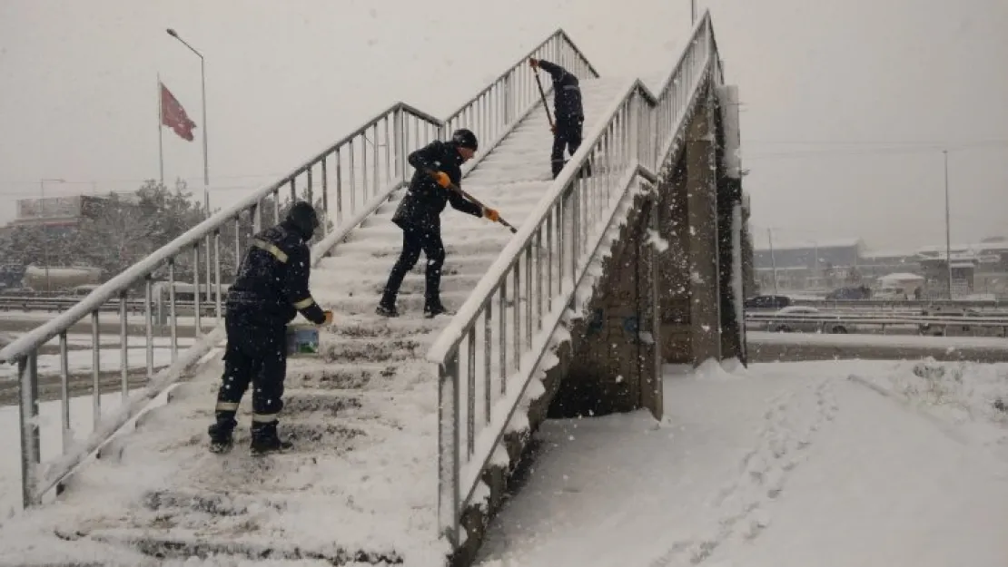 Ekiplerden yoğun kar mesaisi