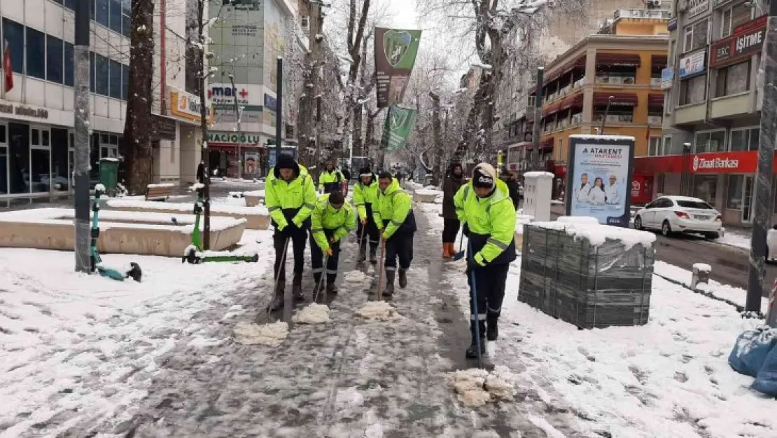 Ekiplerin karla mücadelesi sürüyor
