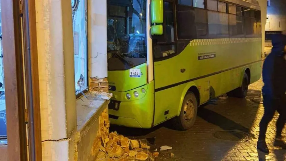 El freni çekilmeyen yolcu minibüsü kıraathane duvarına çarptı