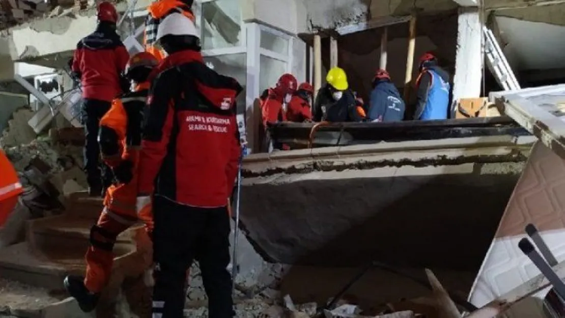 Elazığ depreminde 11 saat sonra mucize yaşandı!