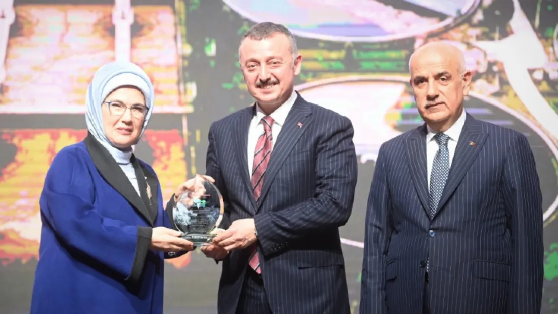 Emine Erdoğan'dan  Büyükakın'a plaket