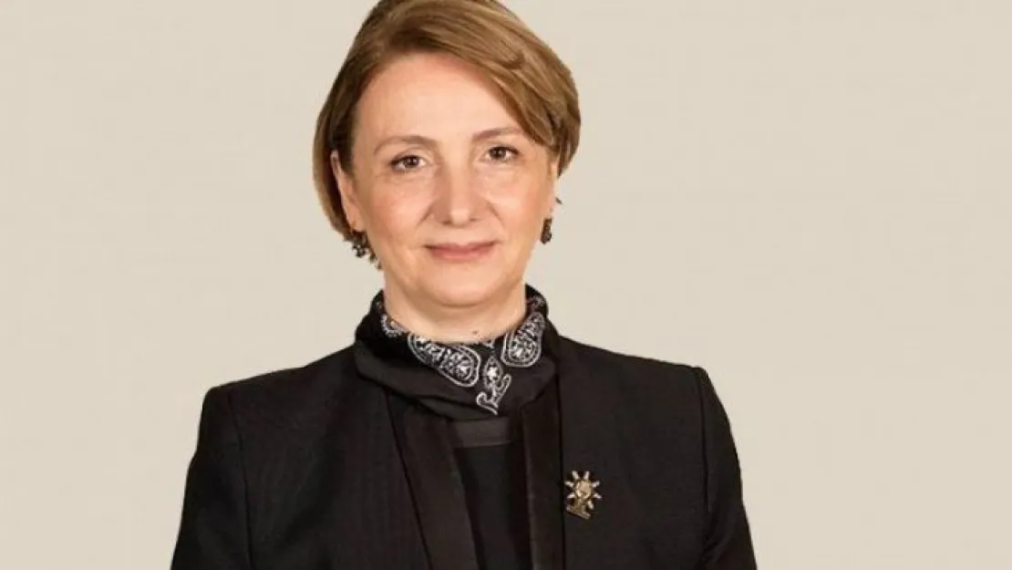 Emine Zeybek evlendi!