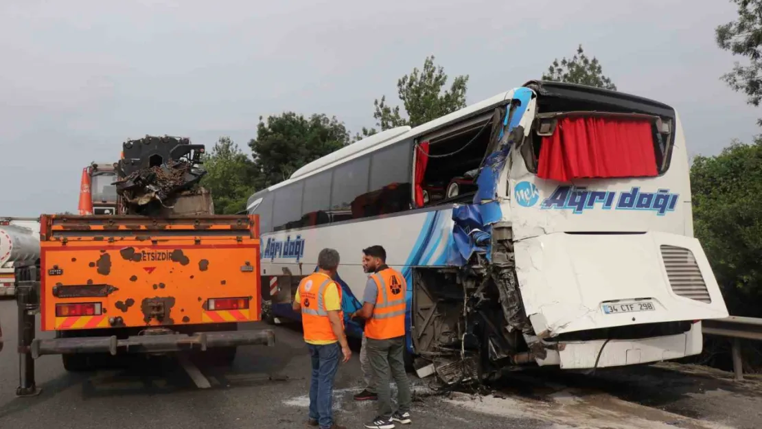 Sakarya'da yolcu otobüsüne tır çarptı: 3 yaralı