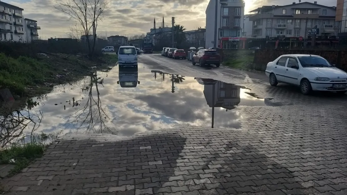 En ufak yağışta sokak göle dönüyor