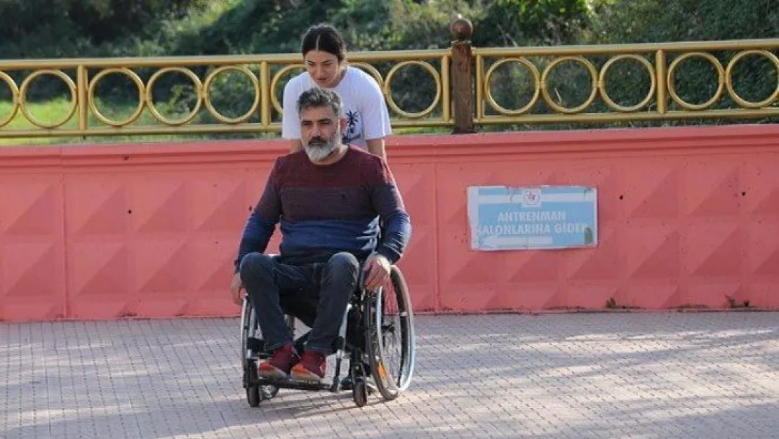 Engelli babasına eşlik etti, şampiyon oldu