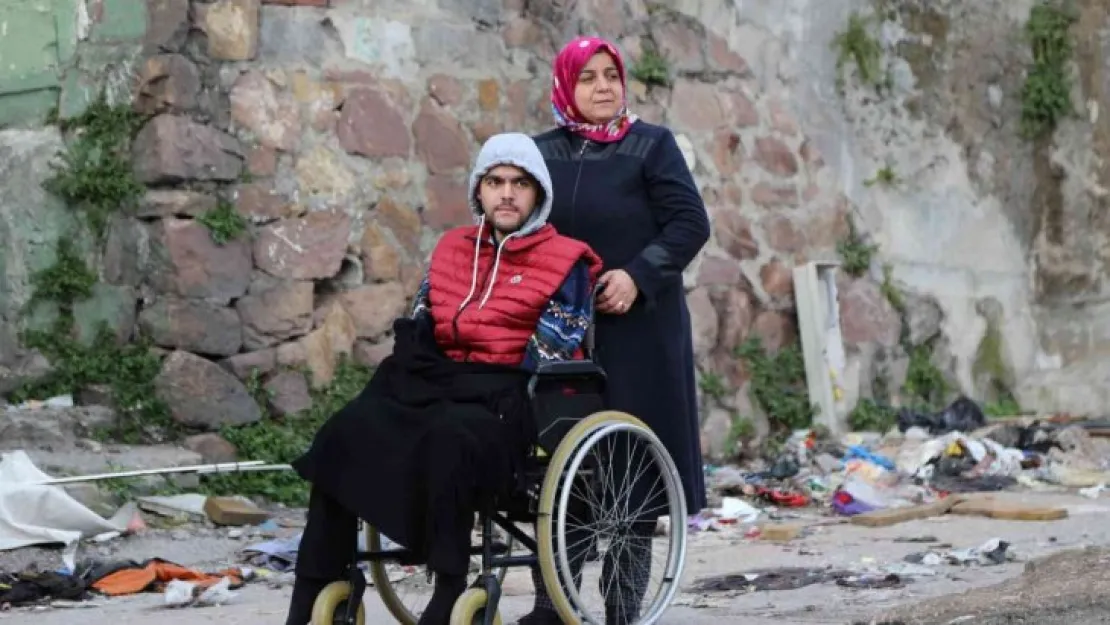 Engelli oğlu ile birlikte gün sayıyor!