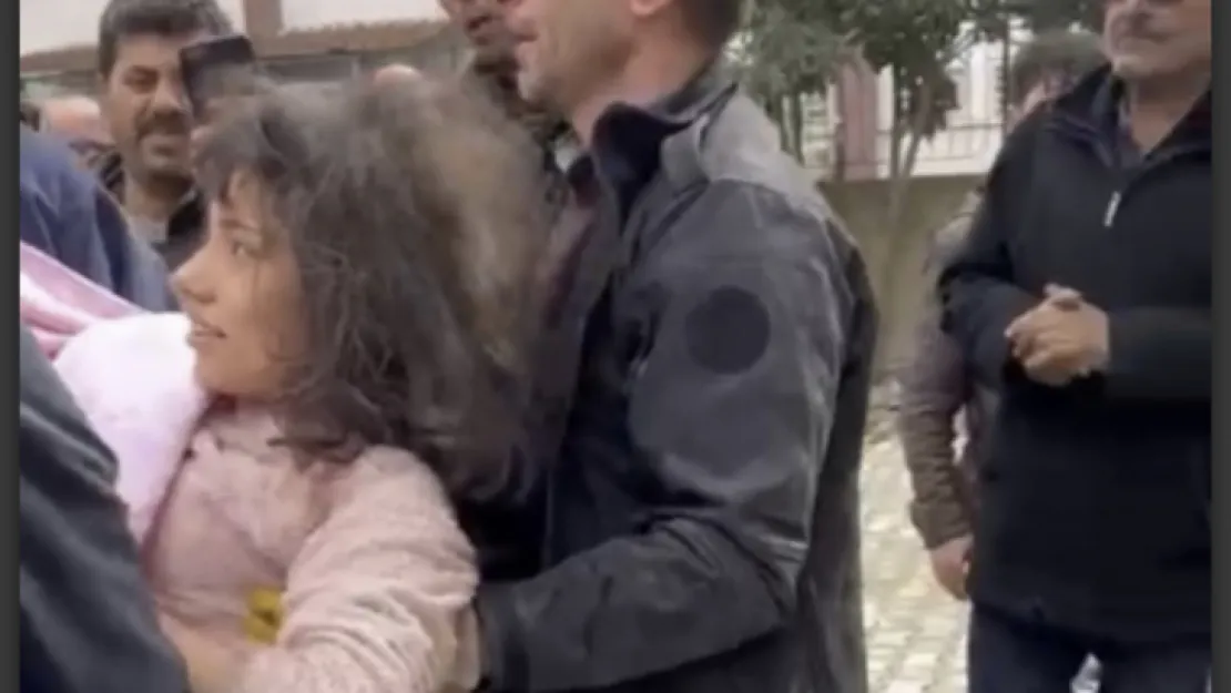 Enkazdan sağ çıkarılan Cemile'nin ilk sözleri ile boğazı düğümlendi