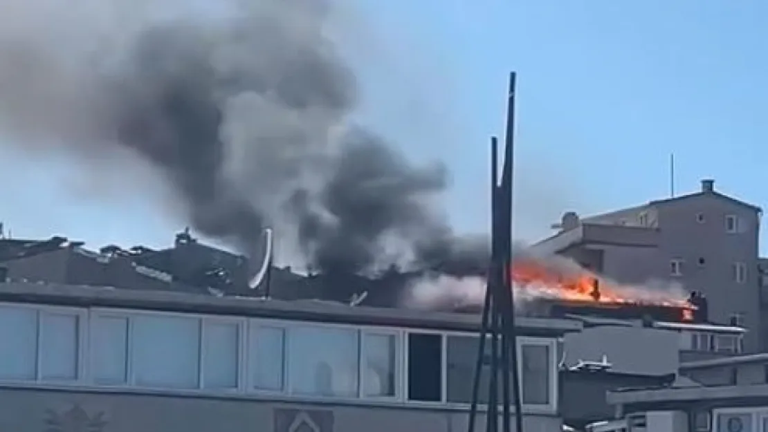 5 katlı binada korkutan çatı yangını