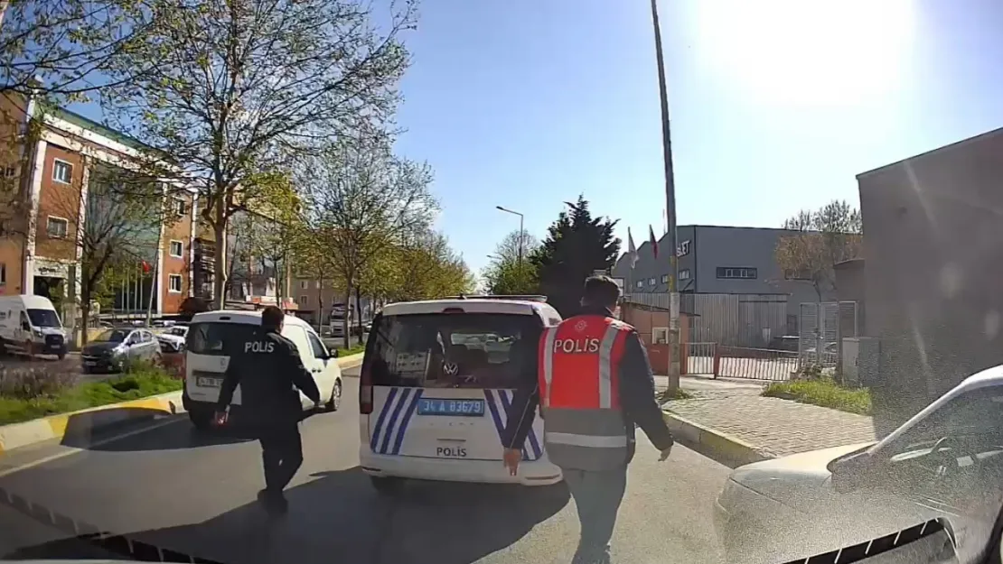 Araç sürücüsüne küfür eden polis memuru görevden uzaklaştırıldı