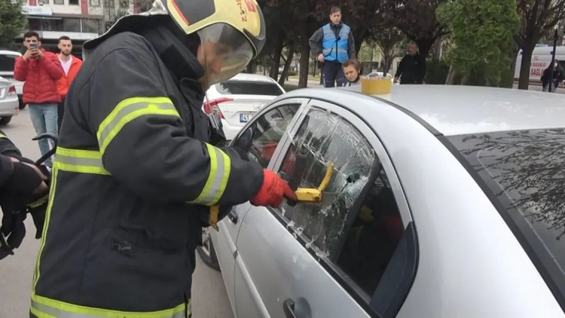Eşinin kilitlediği otomobilde mahsur kaldı