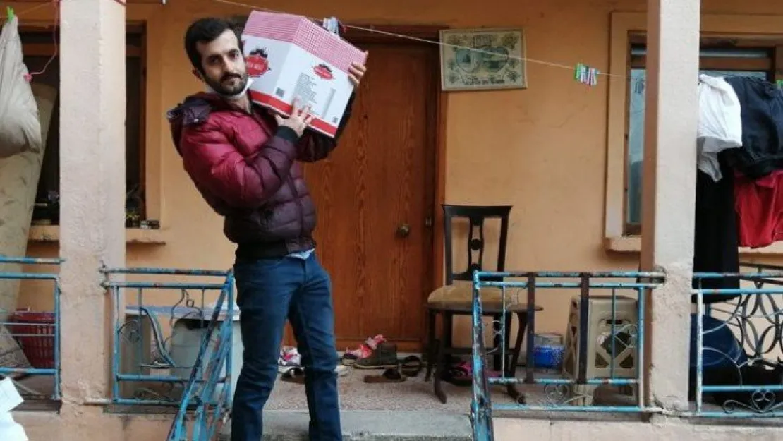 Esnaf arasında para toplayıp koli dağıttı
