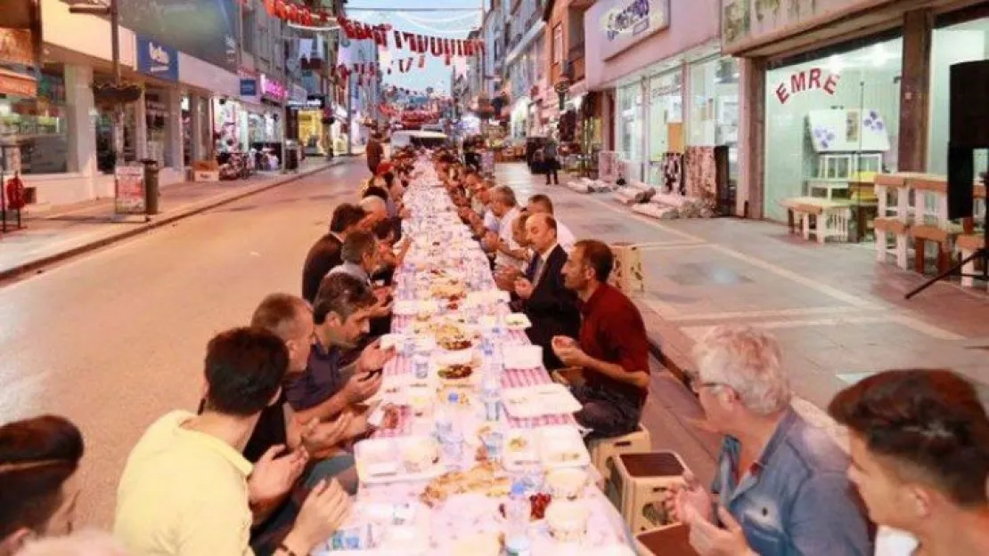 Esnaf cadde kapattı iftar yaptı