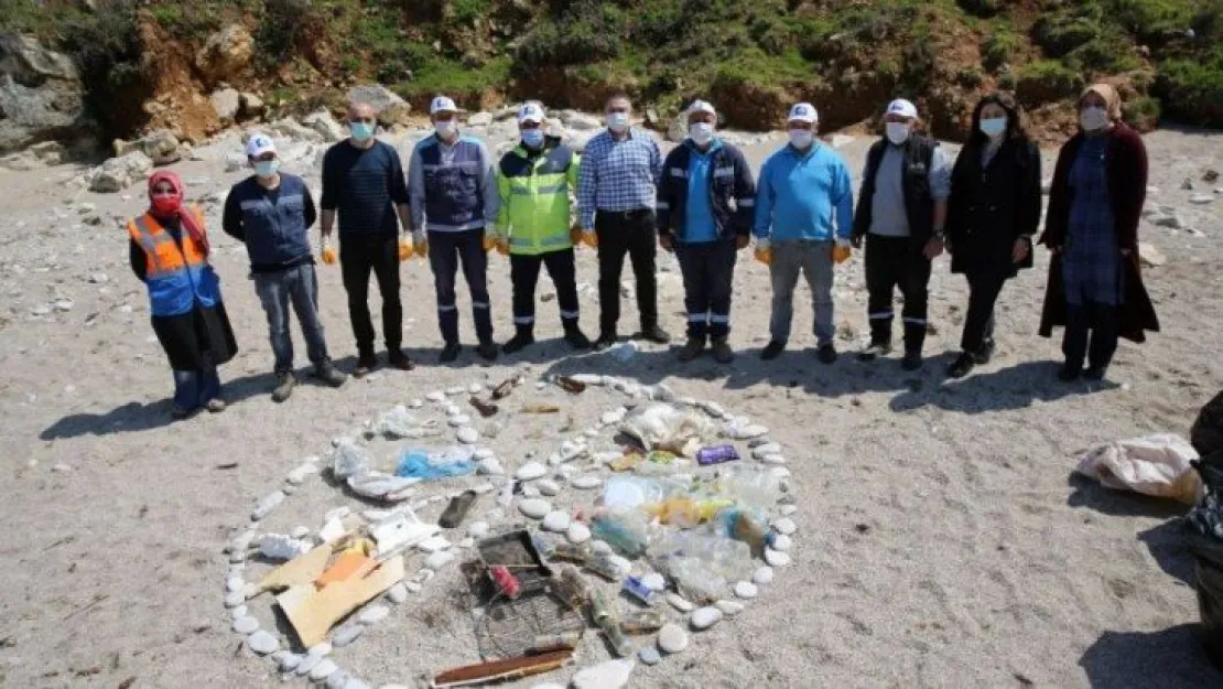 Eşsiz güzellikteki koydan çıkan çöpler acı gerçeği gözler önüne serdi