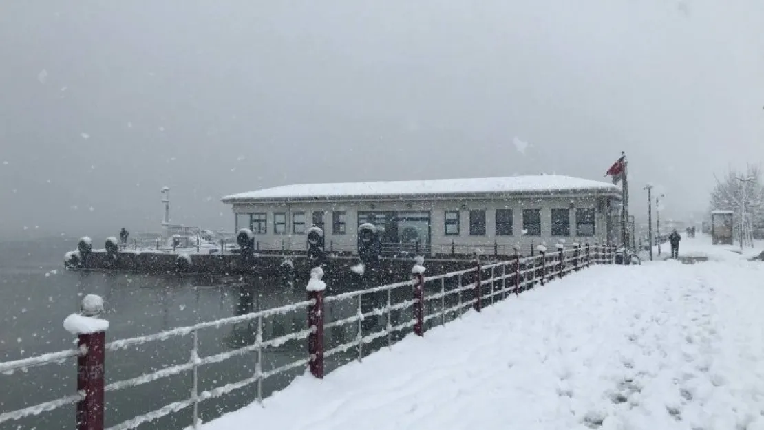Kar yağışı deniz ulaşımını etkiledi