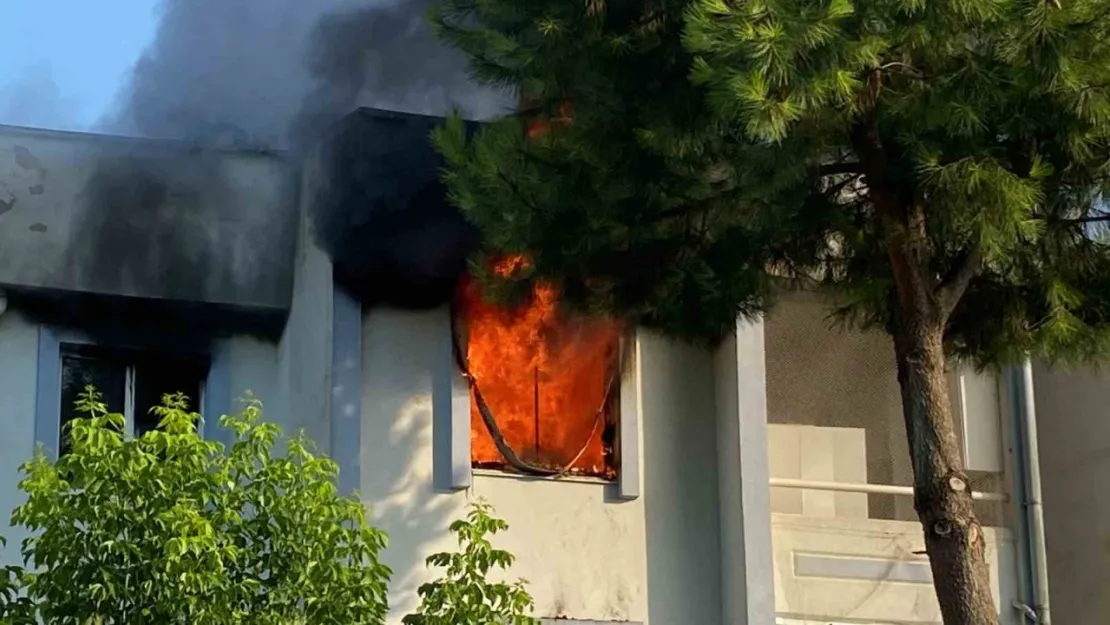 Kartepe'de evinde uyuyan şahsı komşuları kurtardı