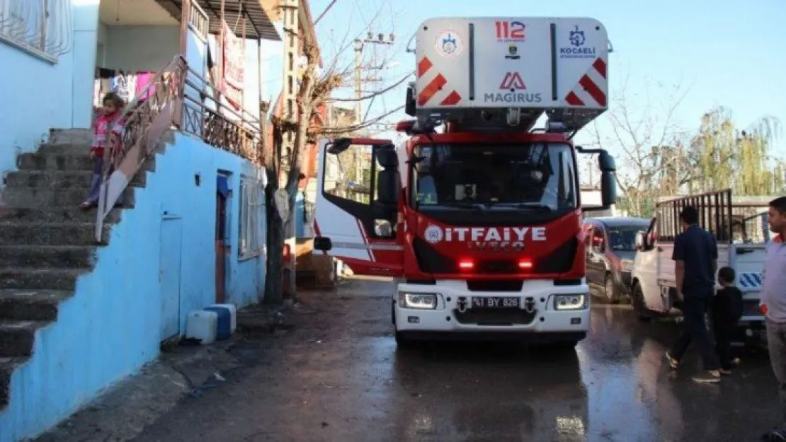 Evin bacasında çıkan yangın paniğe neden oldu 