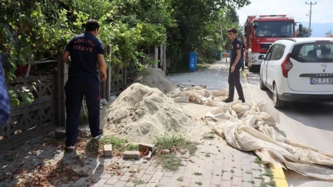 Evin bahçesine giren yılan korkuttu