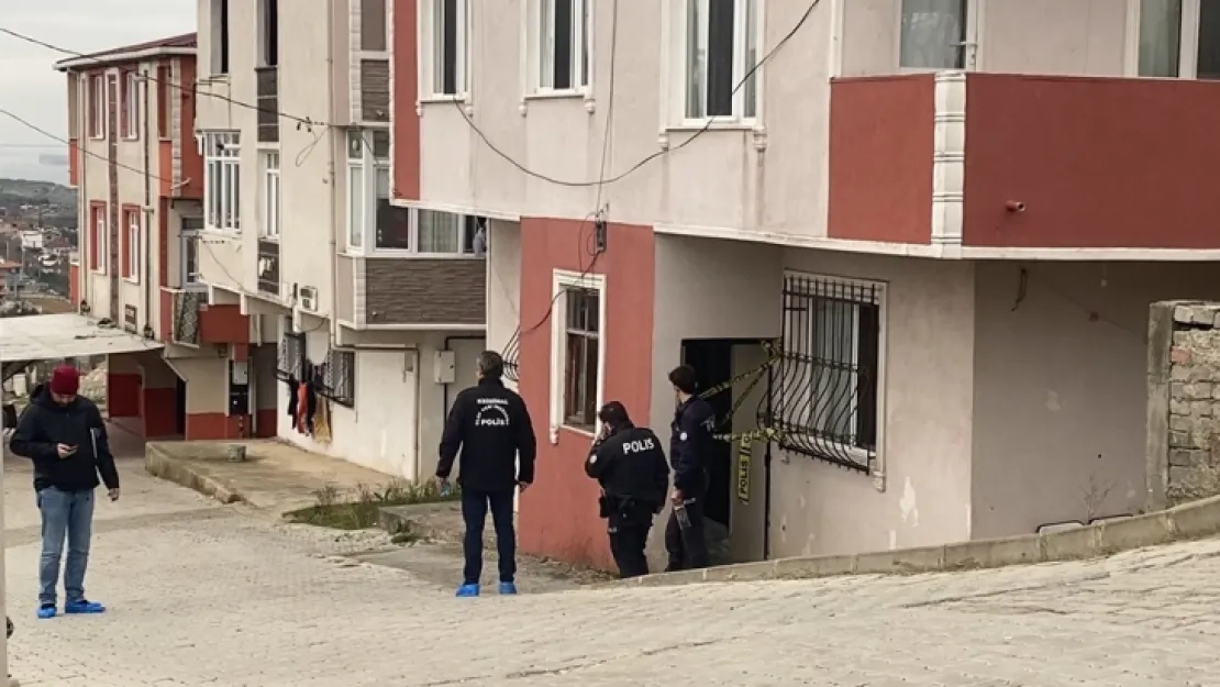 Evinde silahla başından vurulmuş halde bulundu
