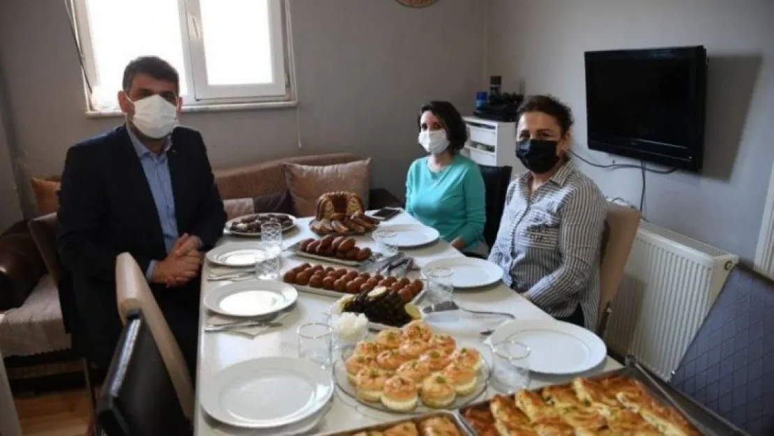 Evini üretimhaneye çeviren ev hanımı belediye başkanını ağırladı