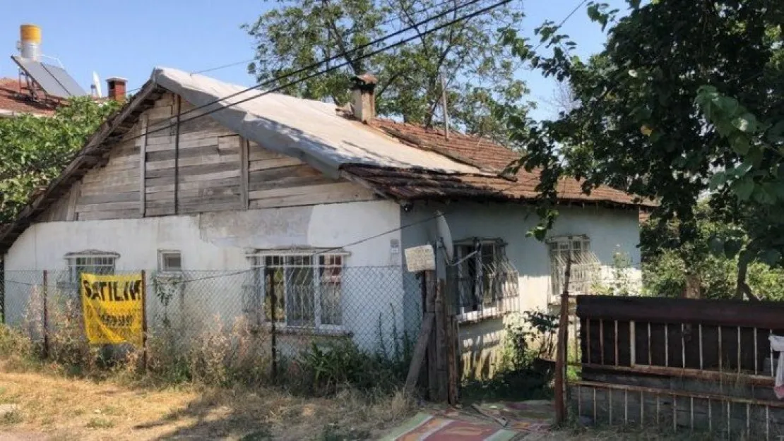 Evinin çalan kapısını açtı, silahla vuruldu