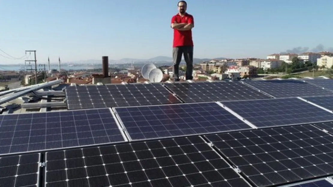 Evinin çatısından elektrik üretip, satıyor