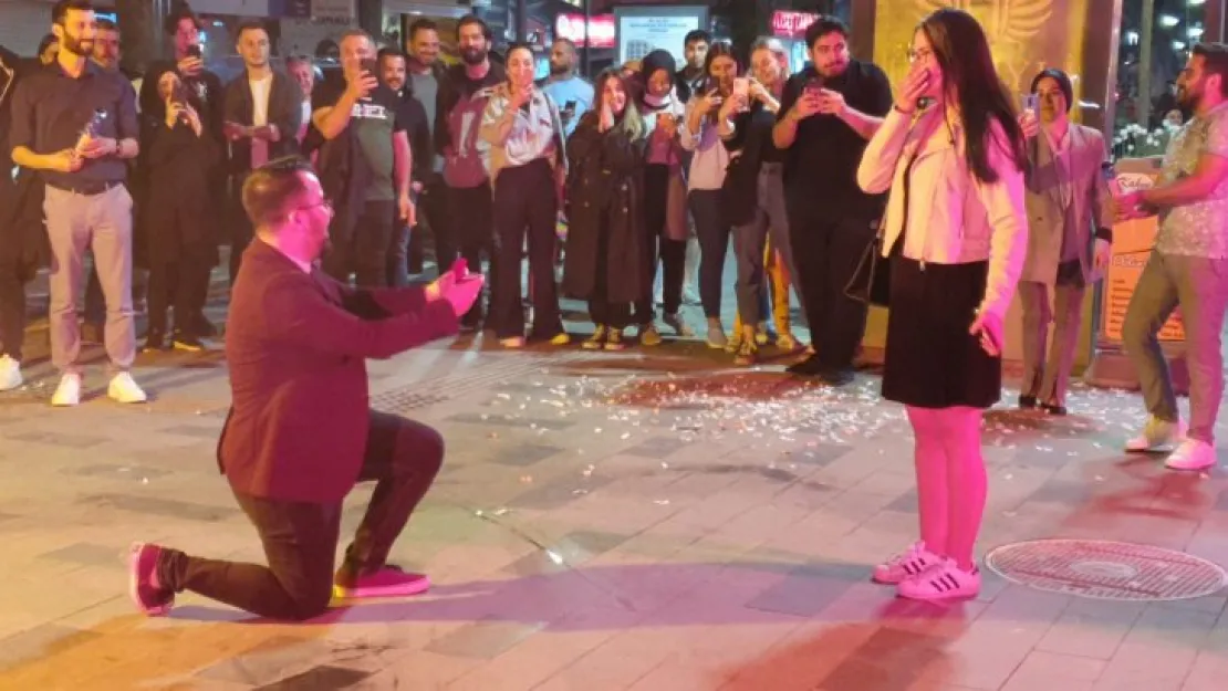 Evlilik teklifinde bulundu, Büyükakın'a seslendi