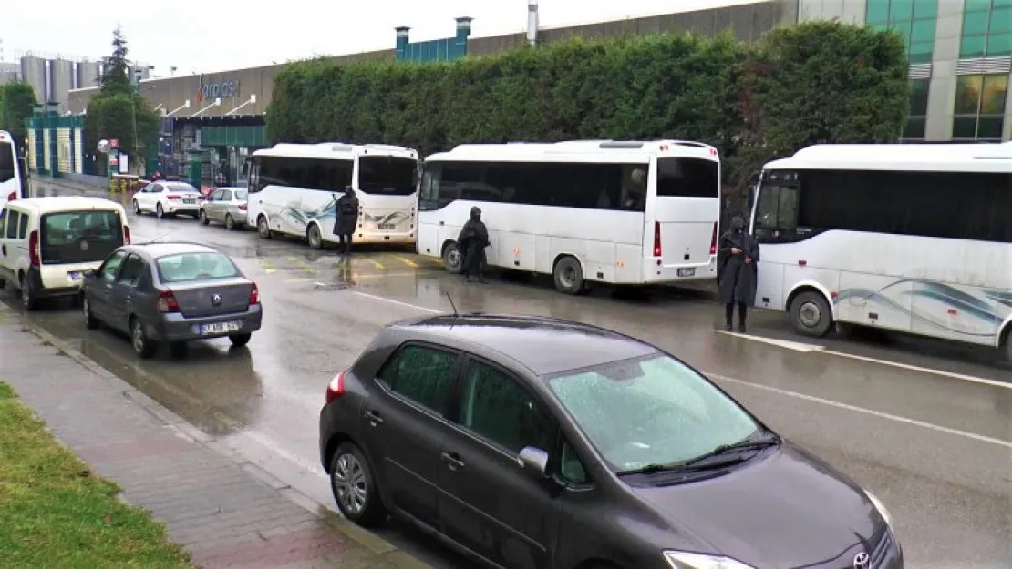 Eylem yapılan fabrika önünde polis ekipleri bekliyor