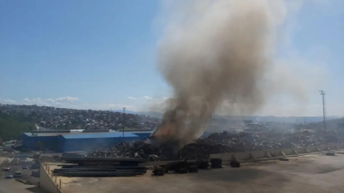 Fabrikaya ait hurdalık alevlere teslim oldu