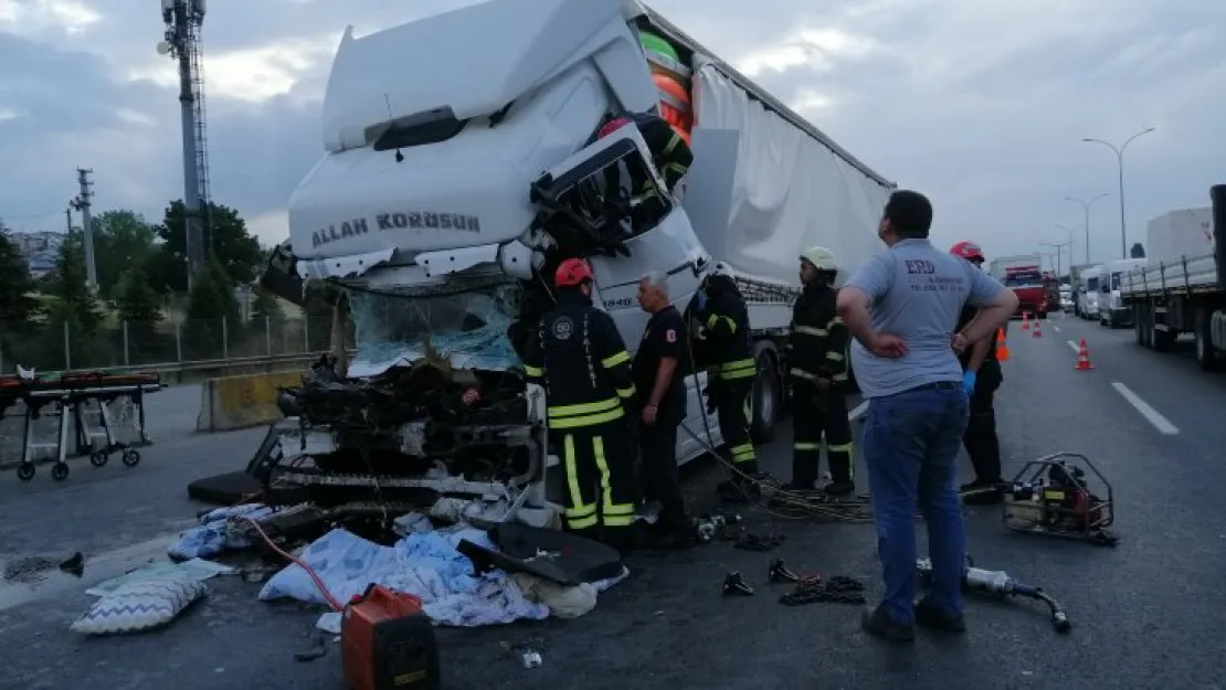 Feci kaza! Sürücüsü uyuyan tır, başka tıra çarptı