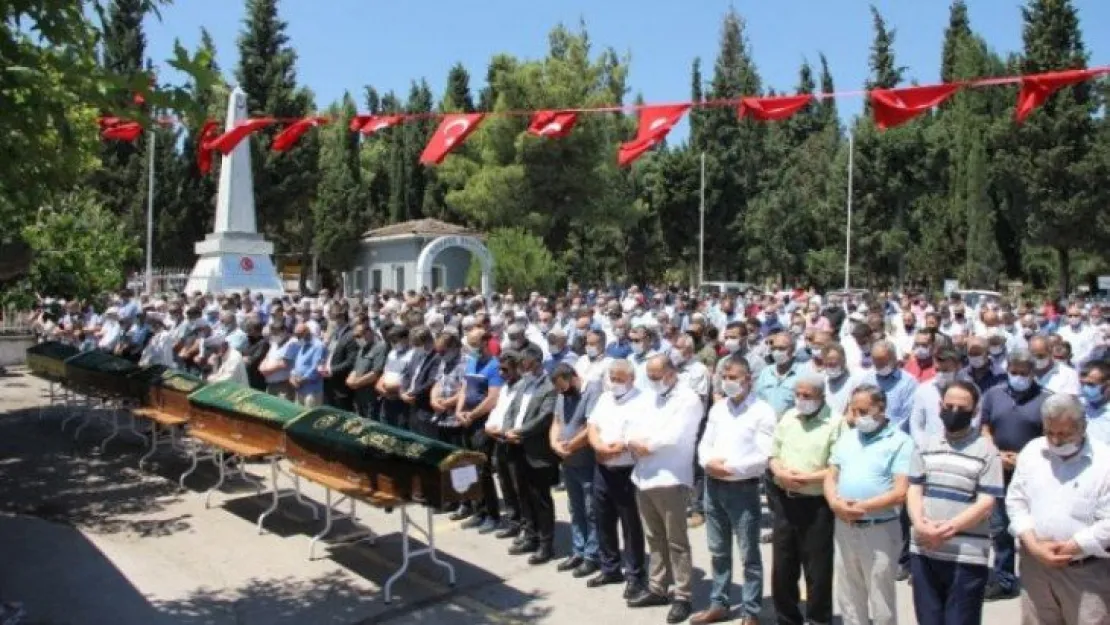 Feci kazada hayatını kaybeden aile toprağa verildi