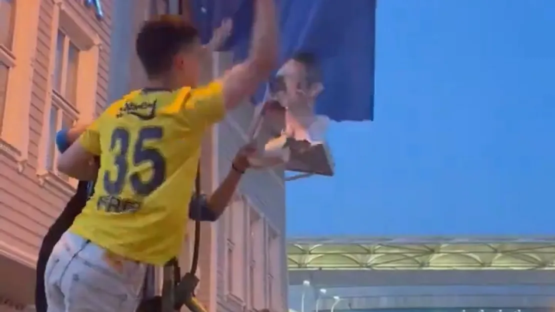 Fenerbahçe taraftarlarından Ali Koç'un afişlerine saldırı