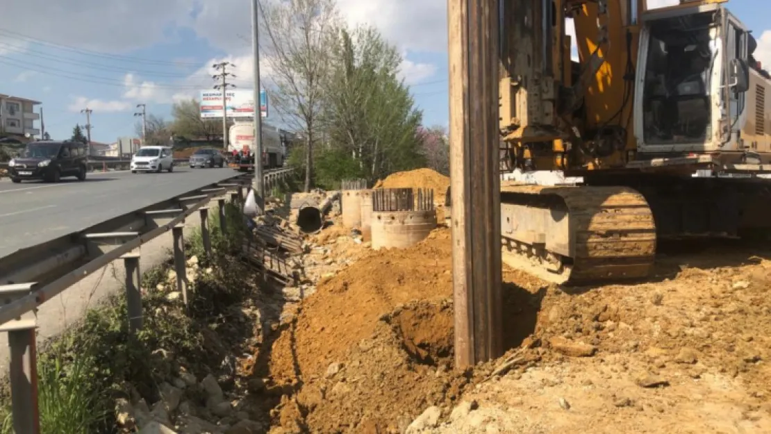 Feribot yolu üstgeçidinde kazıklar çakılmaya başlandı