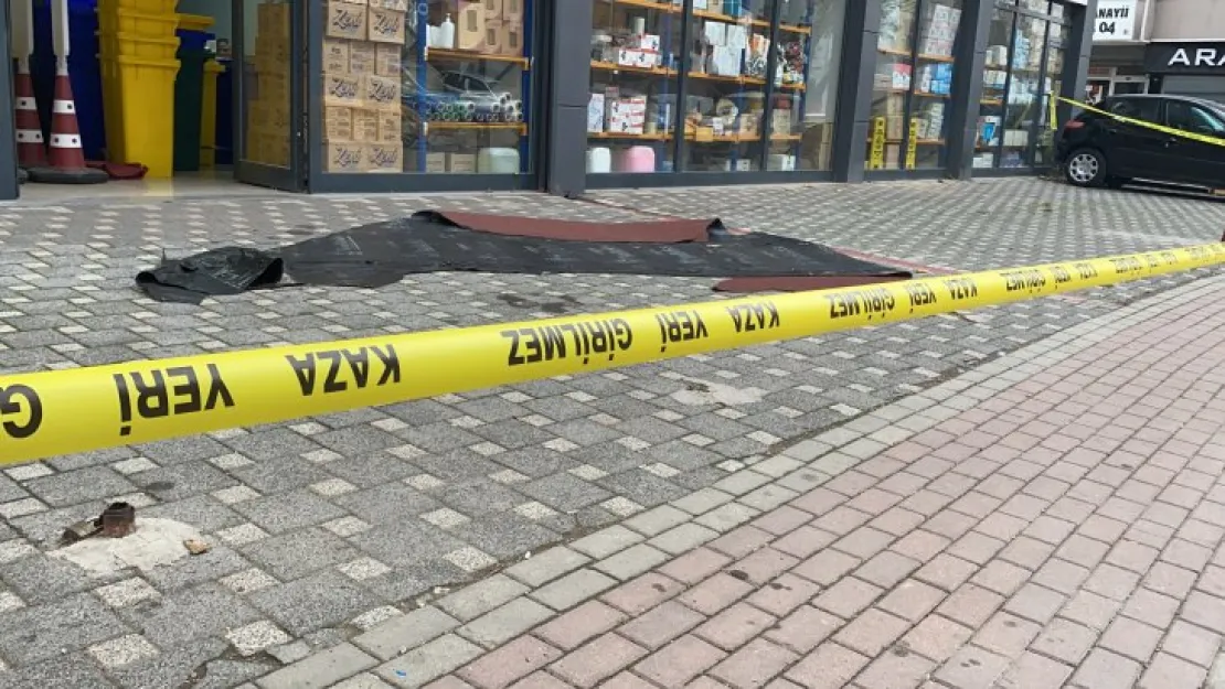 Fırtınada uçan çatı izolasyonu korkuttu